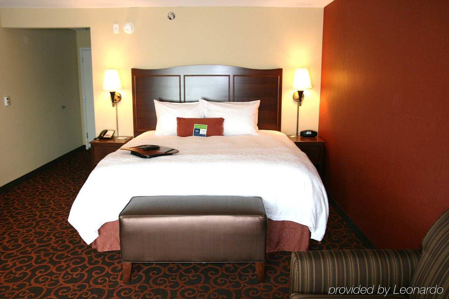 Hampton Inn & Suites Вотертаун Номер фото