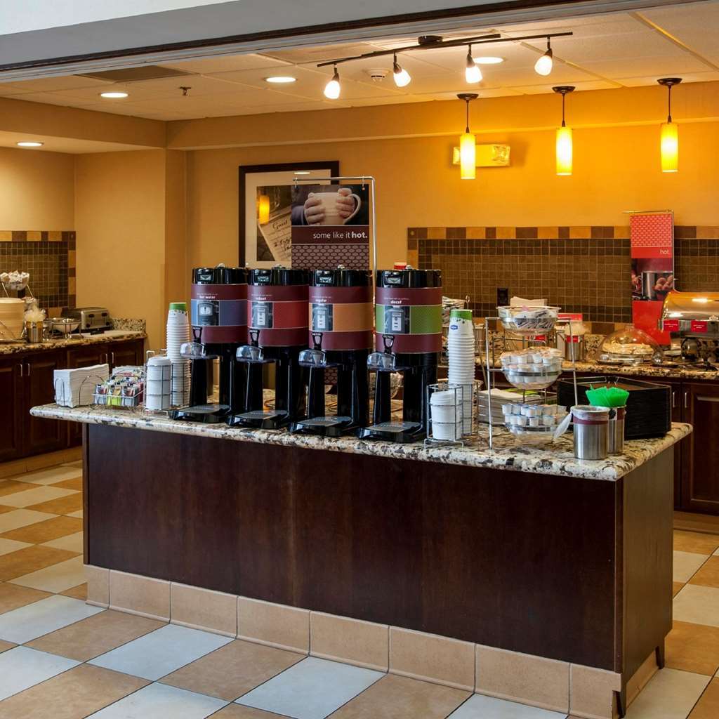Hampton Inn & Suites Вотертаун Ресторан фото