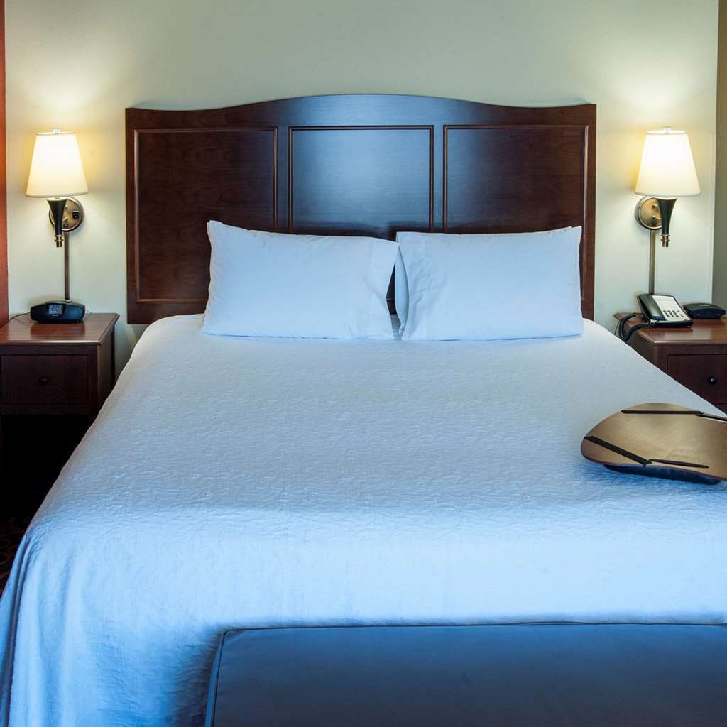 Hampton Inn & Suites Вотертаун Номер фото